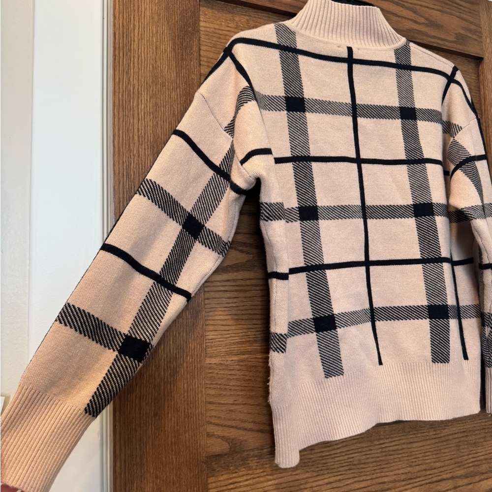 Tahari Plaid Mock Neck Sweater Womens M Button Shoulder Windowpane - Picture 8 of 8